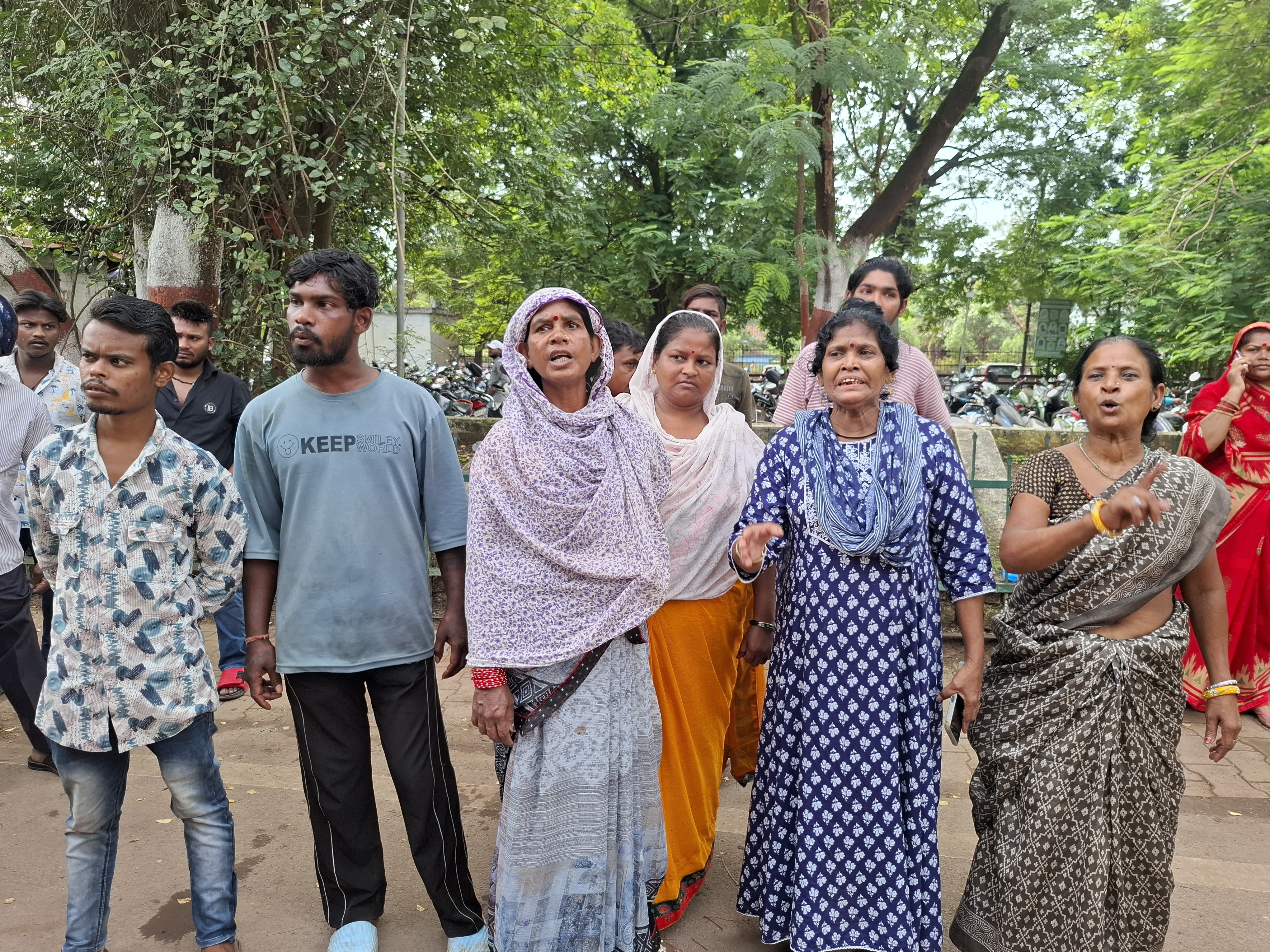 अस्पताल के बाहर परिजनों का हंगामा।