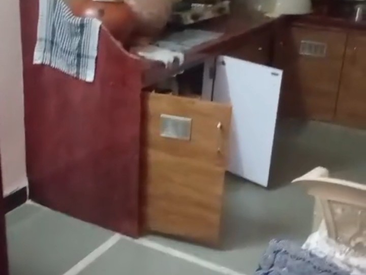 चोरों ने रसोई की अलमारियों को भी खंगाला।