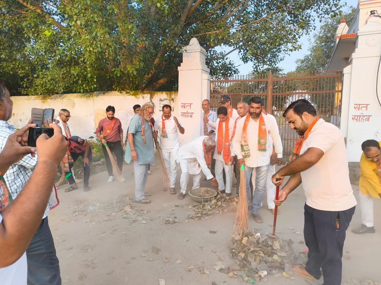 बूथ नंबर187 पर बूथ संयोजक सुनील भड़िया और बूथ अध्यक्ष अंकित भगोरिया के नेतृत्व में कार्यकर्ताओं ने स्वच्छता अभियान चलाया