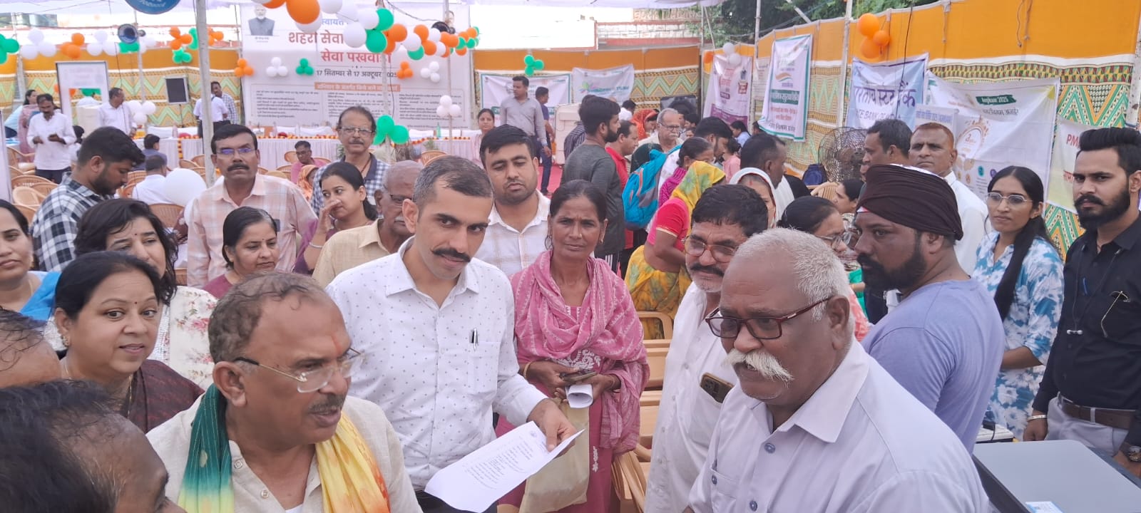 स्पीकर देवनानी ने शिविर का अवलोकन कर लोगों से बात भी की।