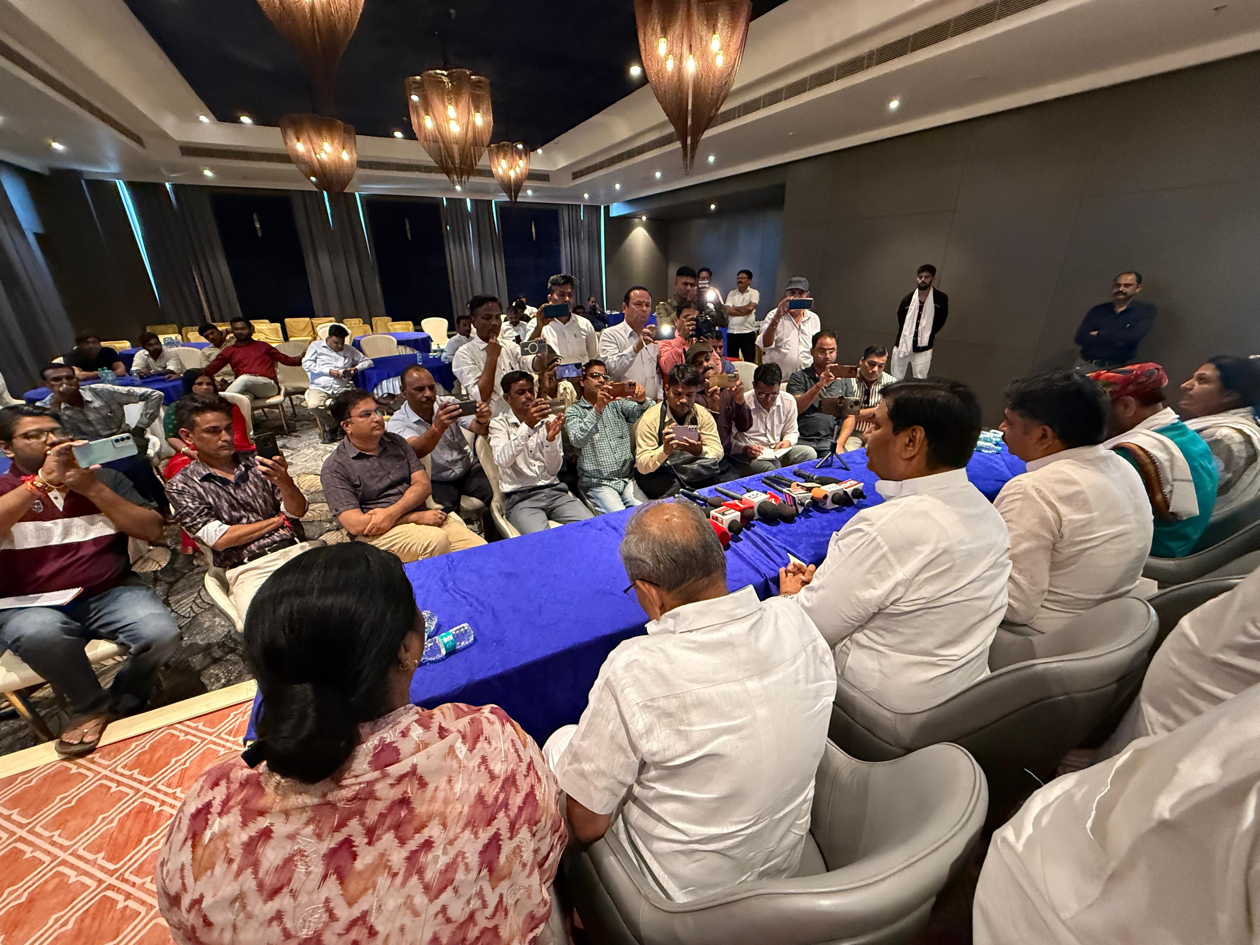 कांग्रेस प्रदेश अध्यक्ष डोटासरा ने शिक्षा मंत्री मदन दिलावर को घेरा।