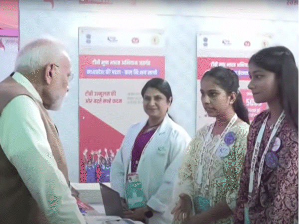 पीएम मोदी ने प्रदर्शनी में स्वास्थ्यकर्मियों से बात भी की।