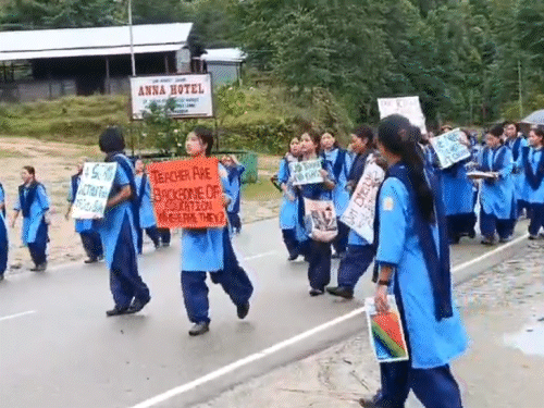 विद्यार्थिनी रात्रभर चालत सकाळी लेम्मी गावात पोहोचल्या.