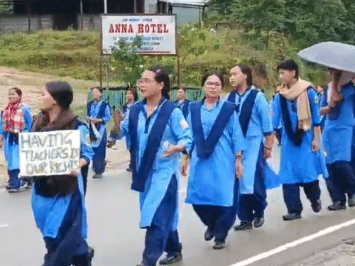 या मोर्चात कस्तुरबा गांधी शाळेतील ९० विद्यार्थिनी सहभागी झाल्या होत्या.