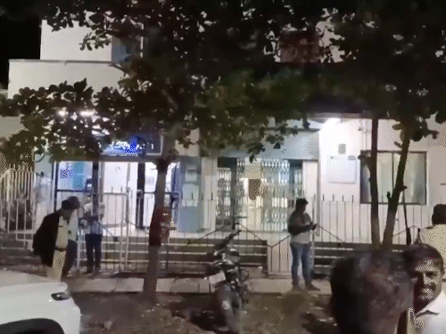 Dacoits carried out the robbery at the SBI branch of Vijaypura, Karnataka. - Dainik Bhaskar