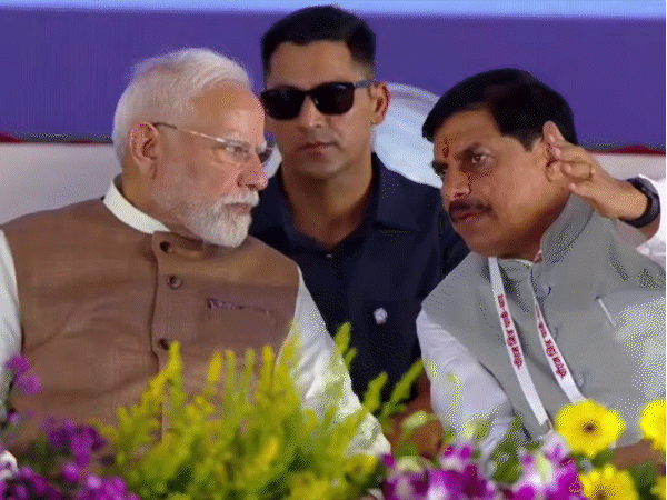 मंच पर पीएम मोदी और सीएम डॉ. मोहन यादव के बीच किसी मुद्दे पर बात हुई।