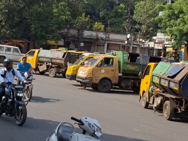 कर्मचारियों ने ग्रांड होटल के पास कचरा वाहन खड़े किए।