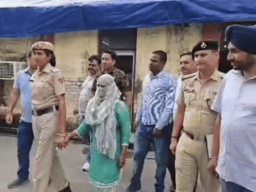 आरोपी पुत्रवधु ललिता और उसे पकड़कर ले जाती पुलिस। - Dainik Bhaskar