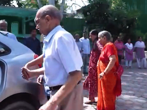 केजरीवाल ने इस्तीफे के बाद 6, फ्लैगस्टाफ रोड स्थित CM आवास खाली कर दिया था। वे अपनी पत्नी, माता-पिता और बच्चों के साथ कार से जाते दिखे थे। - Dainik Bhaskar