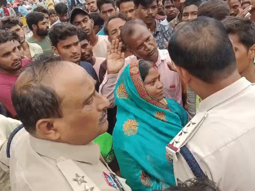 करही गांव के बिर्रा चौक के पास परिजनों और ग्रामीणों ने चक्काजाम कर दिया था। अवैध शराब बेचने वालों के खिलाफ कार्रवाई की मांग की थी।