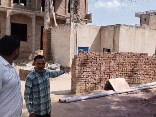 तस्वीर, अजय के अरजनसर स्थित घर की है।