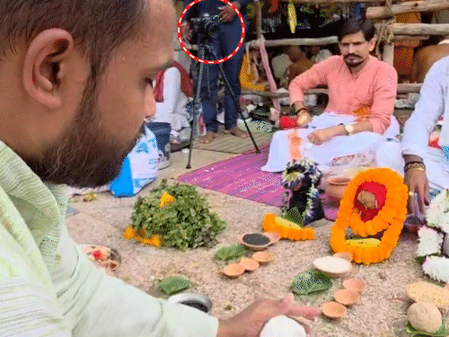 कैमरा ट्राईपॉड पर लगा है। उसके सामने पंडित पिंडदान की पूजा कर रहे हैं।