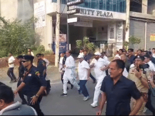 रोहतक में यूथ मैराथन में दौड़ लगाते सीएम नायब सैनी। उन्होंने झाड़ू लगाकर स्वच्छता का संदेश दिया। - Dainik Bhaskar