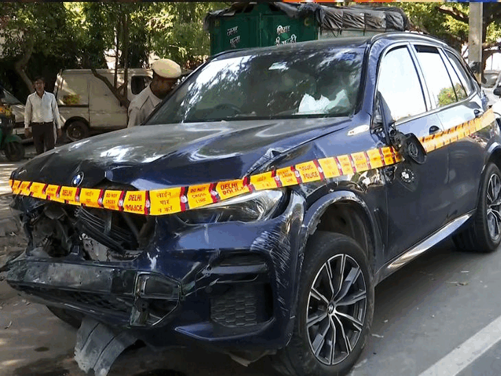 दिल्ली कैंटोनमेंट मेट्रो स्टेशन के पास रविवार को तेज रफ्तार BMW कार की टक्कर से  वित्त मंत्रालय में डिप्टी सेक्रेटरी की मौत हो गई थी। - Dainik Bhaskar