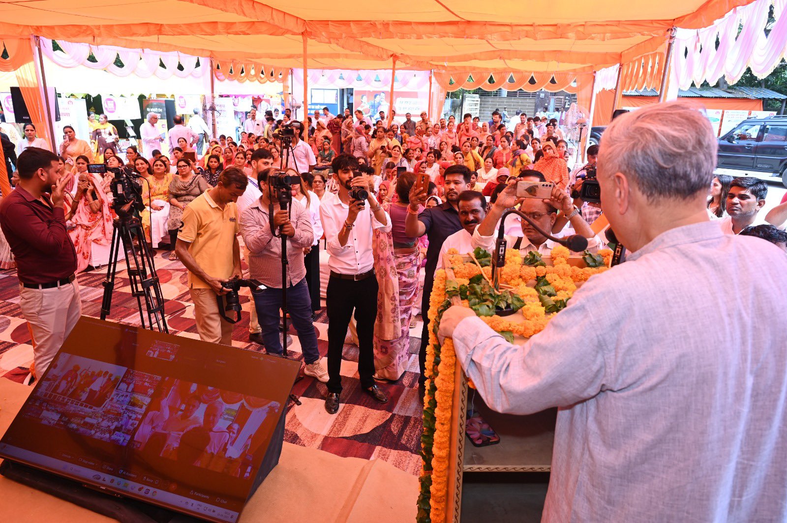 Union Minister Rao Inderjit Singh, who reached Gurugram, appeared to his own government when the metro project was late.