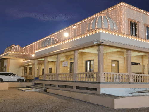 मंदिर परिसर में संत आवास को सजाया गया है।