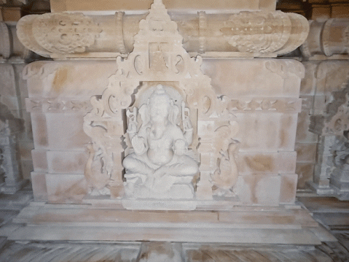 अक्षरधाम स्वामीनारायण मंदिर में हिंदू देवी-देवताओं की प्रतिमाओं को बेहद ही खूबसूरती से उकेरा गया है।