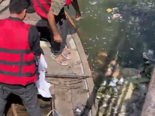 अजमेर की आनासागर झील से बच्ची के शव को निकालती गोताखोरों की टीम।