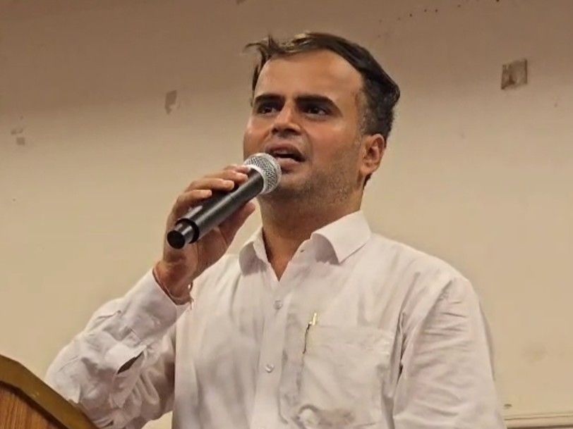 ये तस्वीर आरोपी हीरानंद भगवानी की है, जो लोगों से एक करोड़ की ठगी के बाद से फरार है।