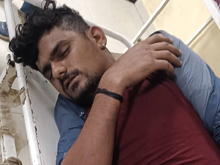 हादसे के बाद अस्पताल पहुंचाए गए घायल युवक की तस्वीर।