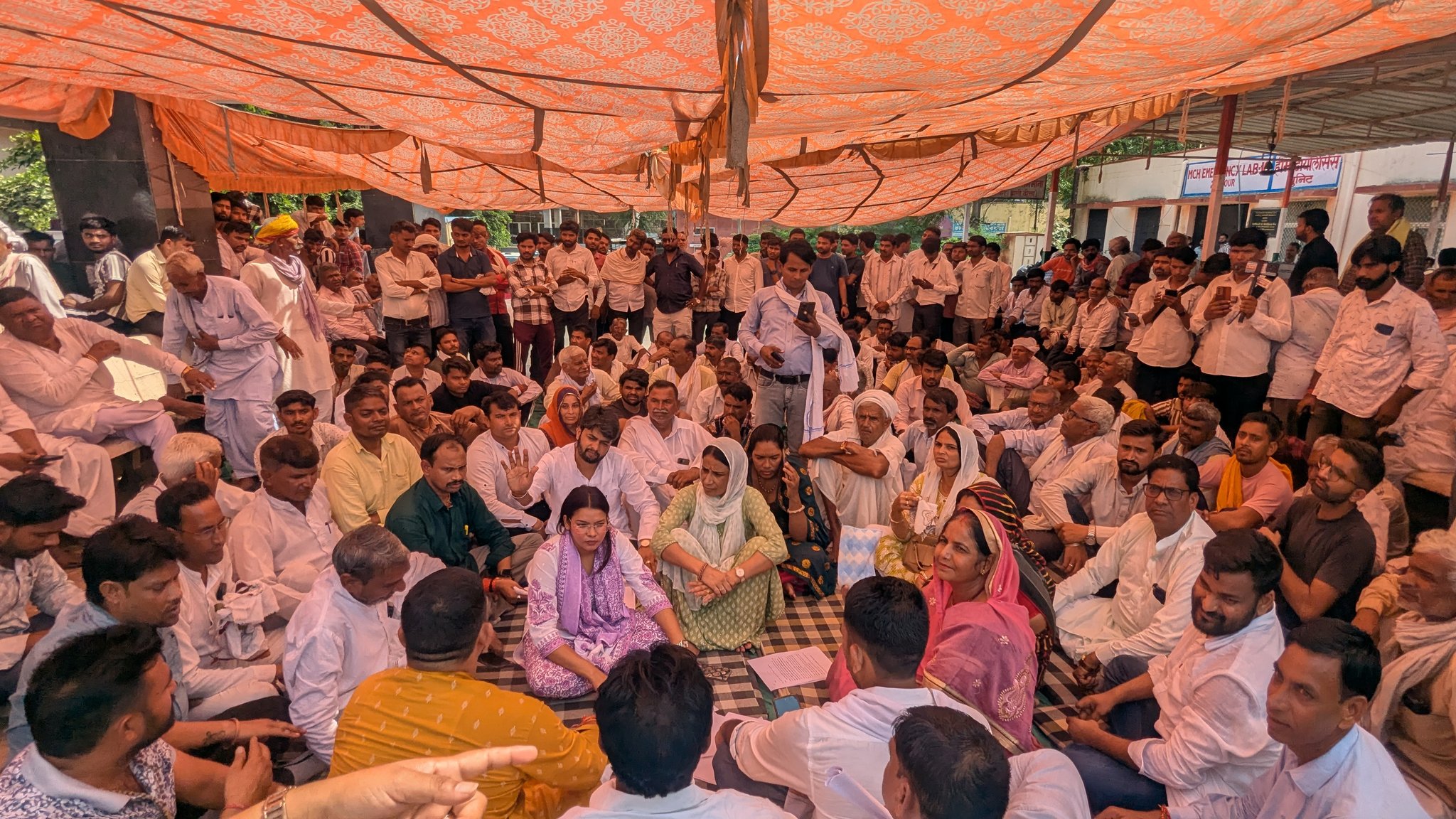 मृतक के परिजनों ने शव लेने से इनकार कर दिया और जिला अस्पताल के बाहर धरना दिया।