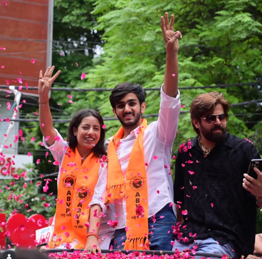 दिल्ली यूनिवर्सिटी स्टूडेंट यूनियन चुनाव में एबीवीपी प्रत्याशियों के समर्थन में प्रचार करते मासूम शर्मा।
