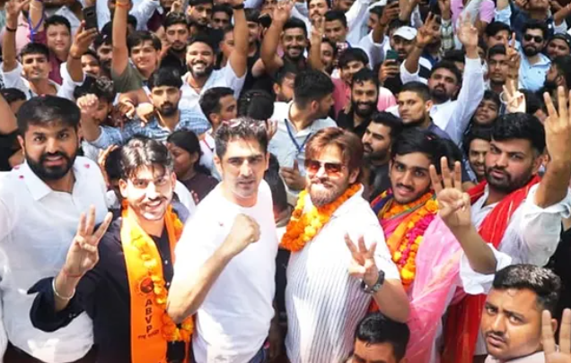 दिल्ली यूनिवर्सिटी के रामजस कॉलेज में एबीवीपी के पक्ष में प्रचार करते मासूम शर्मा और विजेंद्र बॉक्सर।