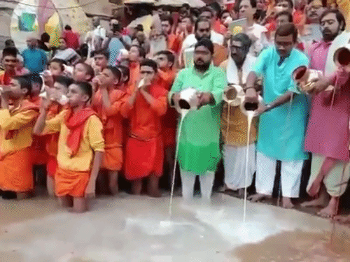 काशी में विधायक नीलकंठ तिवारी ने मां गंगा का दूध से अभिषेक कर PM की लंबी आयु की प्रार्थना की।