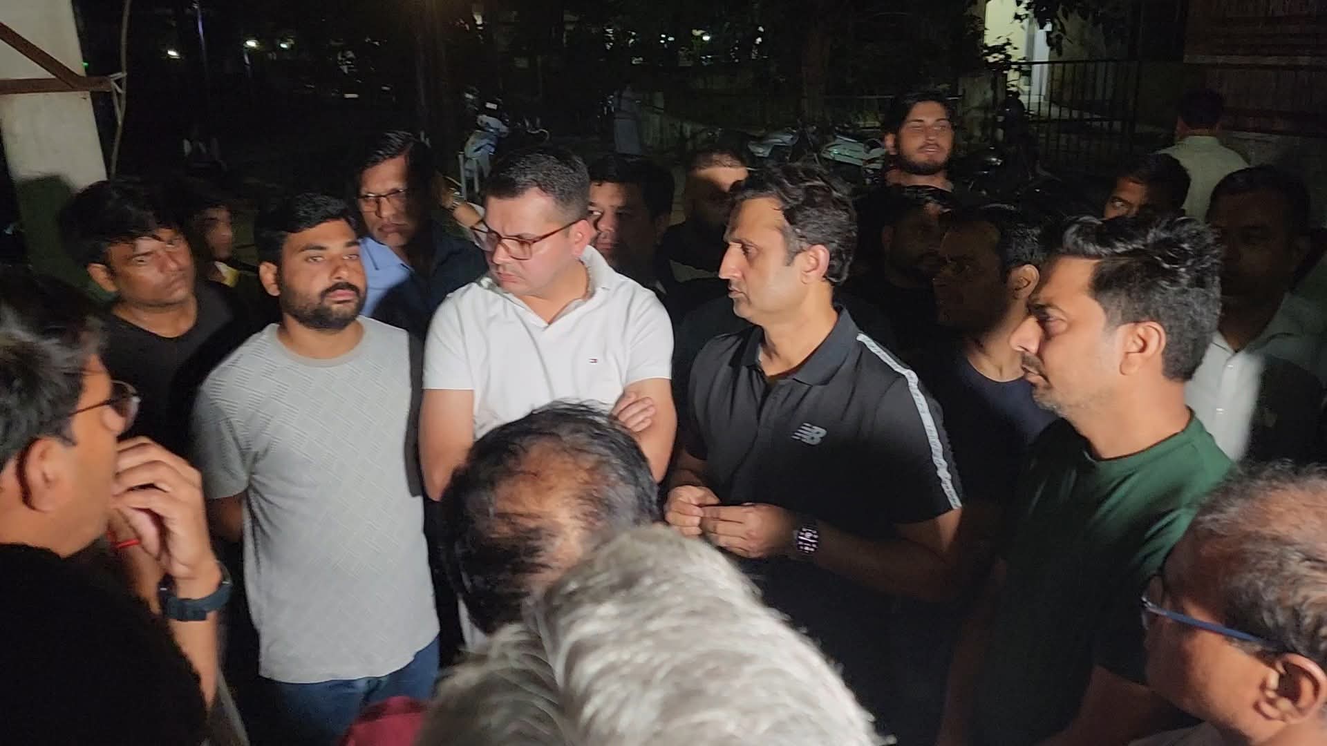 चैंबर ध्वस्त करने की कार्रवाई की सूचना मिलते ही कोर्ट परिसर पहुंचे वकील।