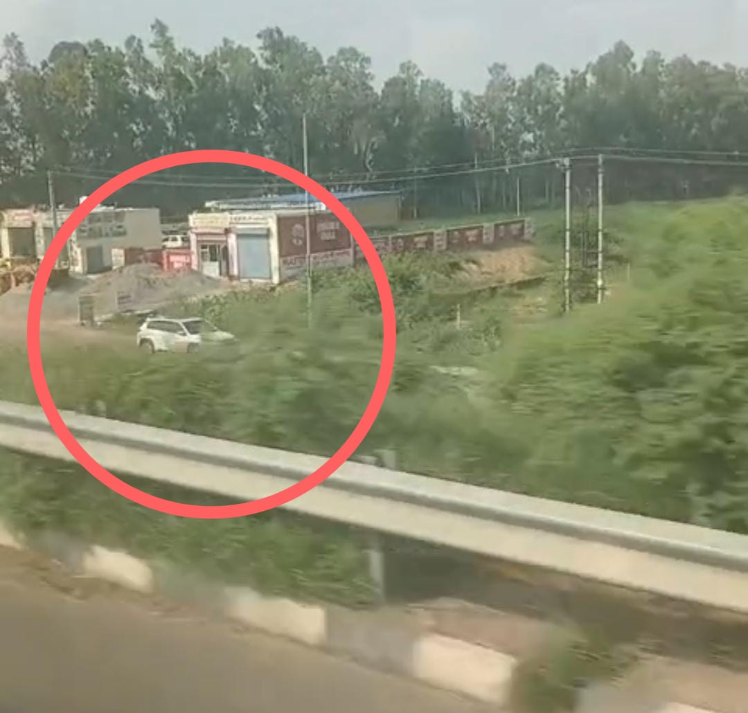 फ्लाईओवर के नीचे से बस का पीछा करते गाड़ी निकली।
