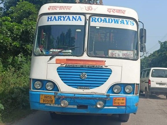 हरियाणा रोडवेज की इस बस पर पथराव किया गया।