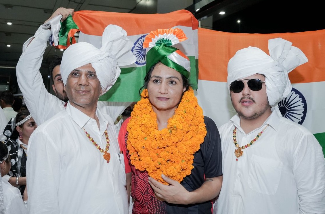 बहादुरगढ़ की मोनिका मान द्वारा बनाई गई धोती-कुर्ता पहनकर पूजा का स्वागत करने पहुंचे परिजन।