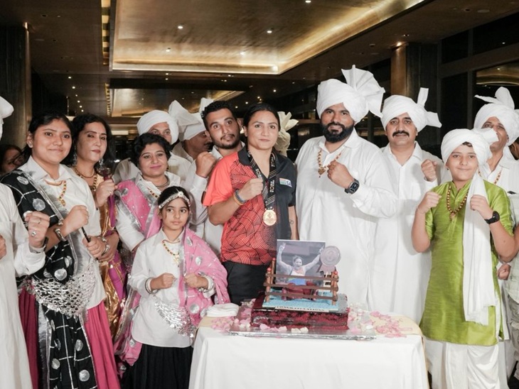दिल्ली एयरपोर्ट पर स्वागत करते परिजन।