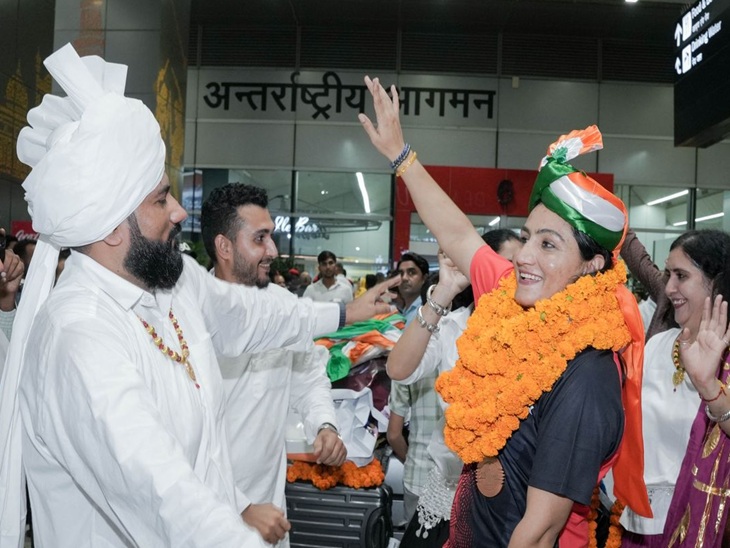 दिल्ली एयरपोर्ट पर स्वागत कार्यक्रम में डांस करती पूजा व उनके परिजन।