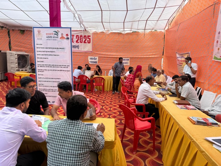 नगर निगम कार्यालय में लगे शिविर में अलग-अलग डेस्क लगी हैं।