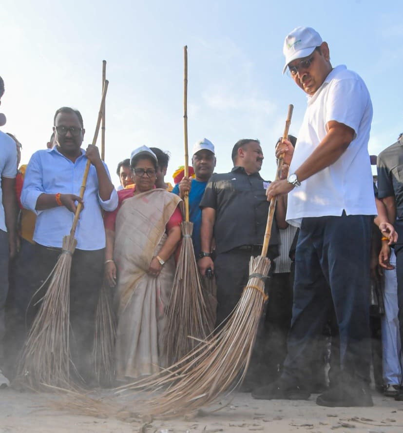 मुख्यमंत्री भजनलाल शर्मा भाजपा कार्यकर्ताओं के साथ सिटी पार्क के एक हिस्से में सफाई की। उन्होंने स्वच्छता का संदेश भी दिया।