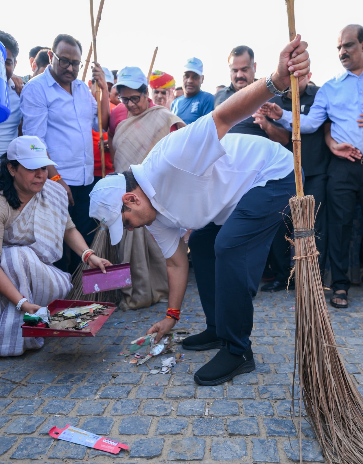 सीएम ने सफाई अभियान के दौरान झाड़ू लगाने के साथ कचरा भी खुद ही उठाया।