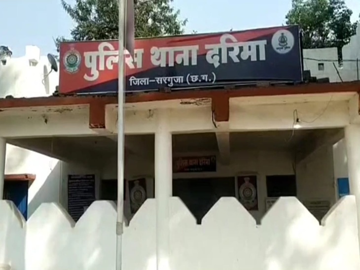 दरिमा पुलिस ने आरोपी युवक को हिरासत में लिया।