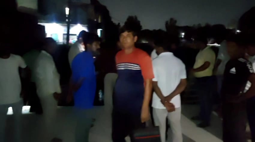 बहादुरगढ़ में ड्रेन किनारे बच्चे को ढूंढने पहुंचे परिजन और अन्य लोग।