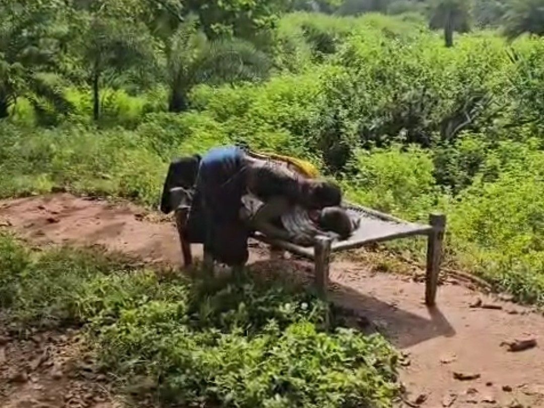 बंडी कोर्राम की हत्या के बाद परिजन लाश से लिपटकर रो रहे।