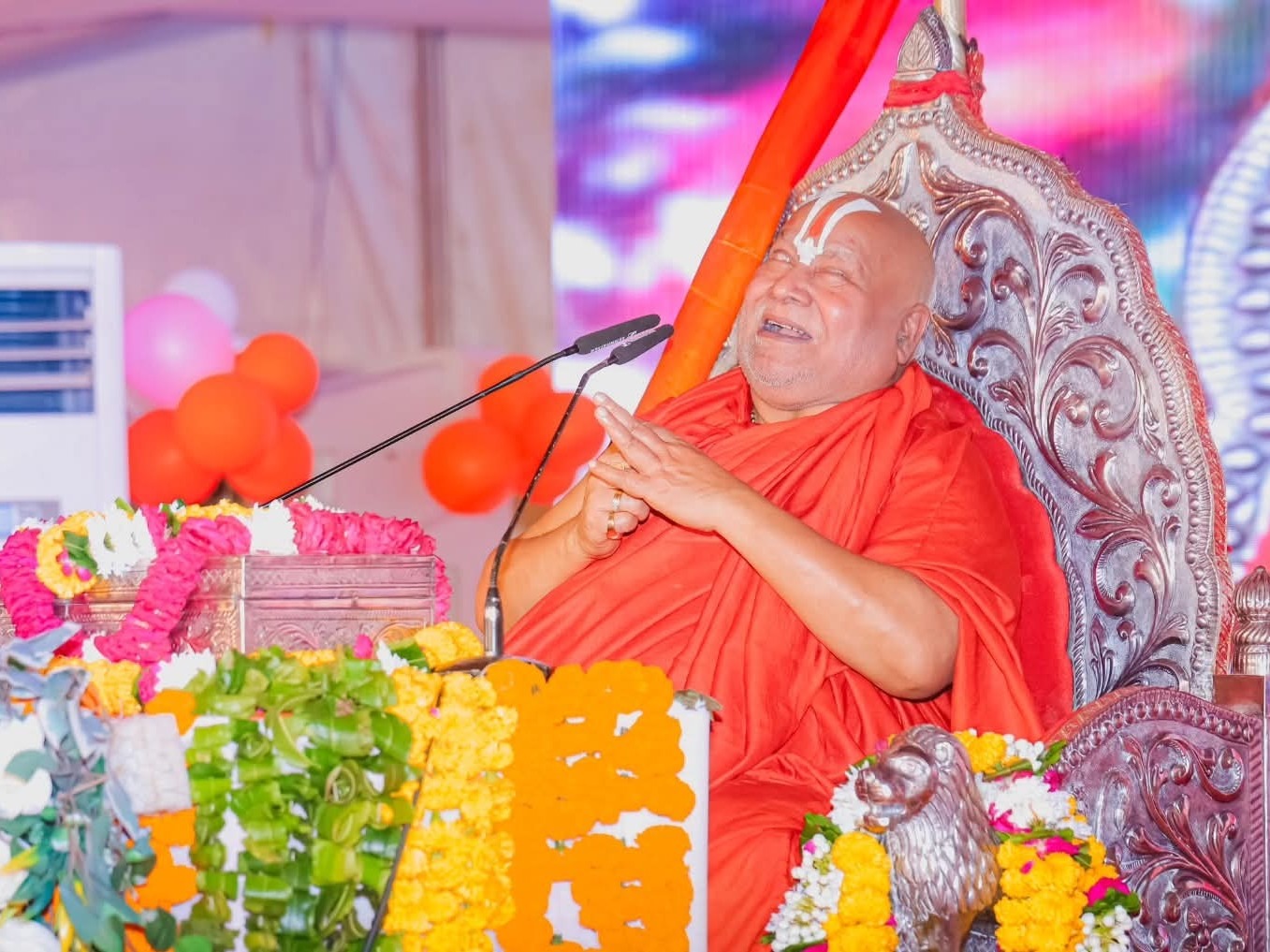 Swami Rambhadracharya speaking at Ramkatha in Meerut.