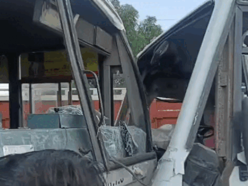 दोनों बसों की टक्कर के बाद बस के पास मौजूद सवारियां।