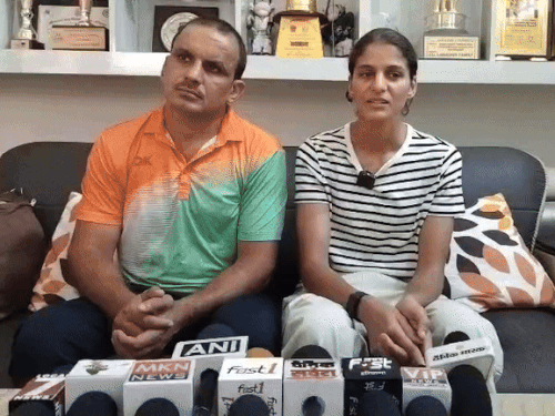 पत्रकारों से बातचीत करते हुए जैस्मिन लंबोरिया