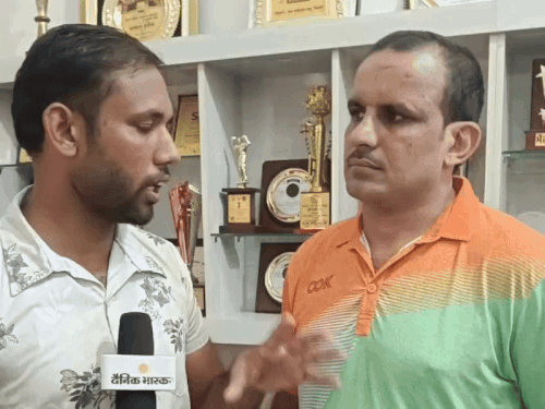 दैनिक भास्कर से बातचीत करते हुए जैस्मिन के कोच संदीप लंबोरिया।