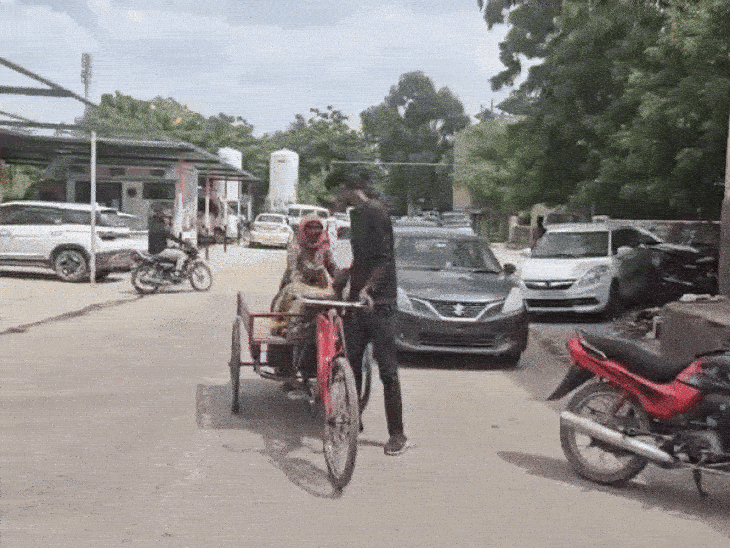 साइकिल पर तेज धूप व टूटी सड़कों पर लेकर पहुंचा हॉस्पिटल।