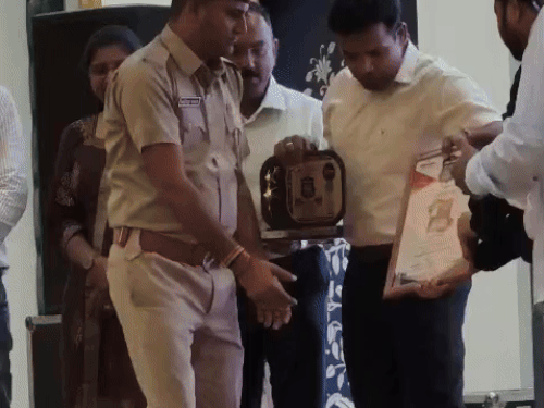 इस बार पुलिसकर्मियों को उन्हीं के परिवार वालों के सामने सम्मानित किया गया।