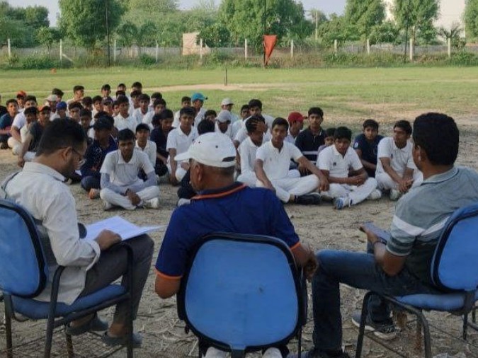 राजस्थान क्रिकेट संघ की ओर से आयोजित की जाने वाली अंडर-16 वर्षीय क्रिकेट प्रतियोगिता के लिए गुरुवार को पाली की टीम के चयन के लिए ट्रायल हुए। जिसमें कोच खिलाड़ियों के डॉक्यूमेंट चेक करते हुए। - Dainik Bhaskar