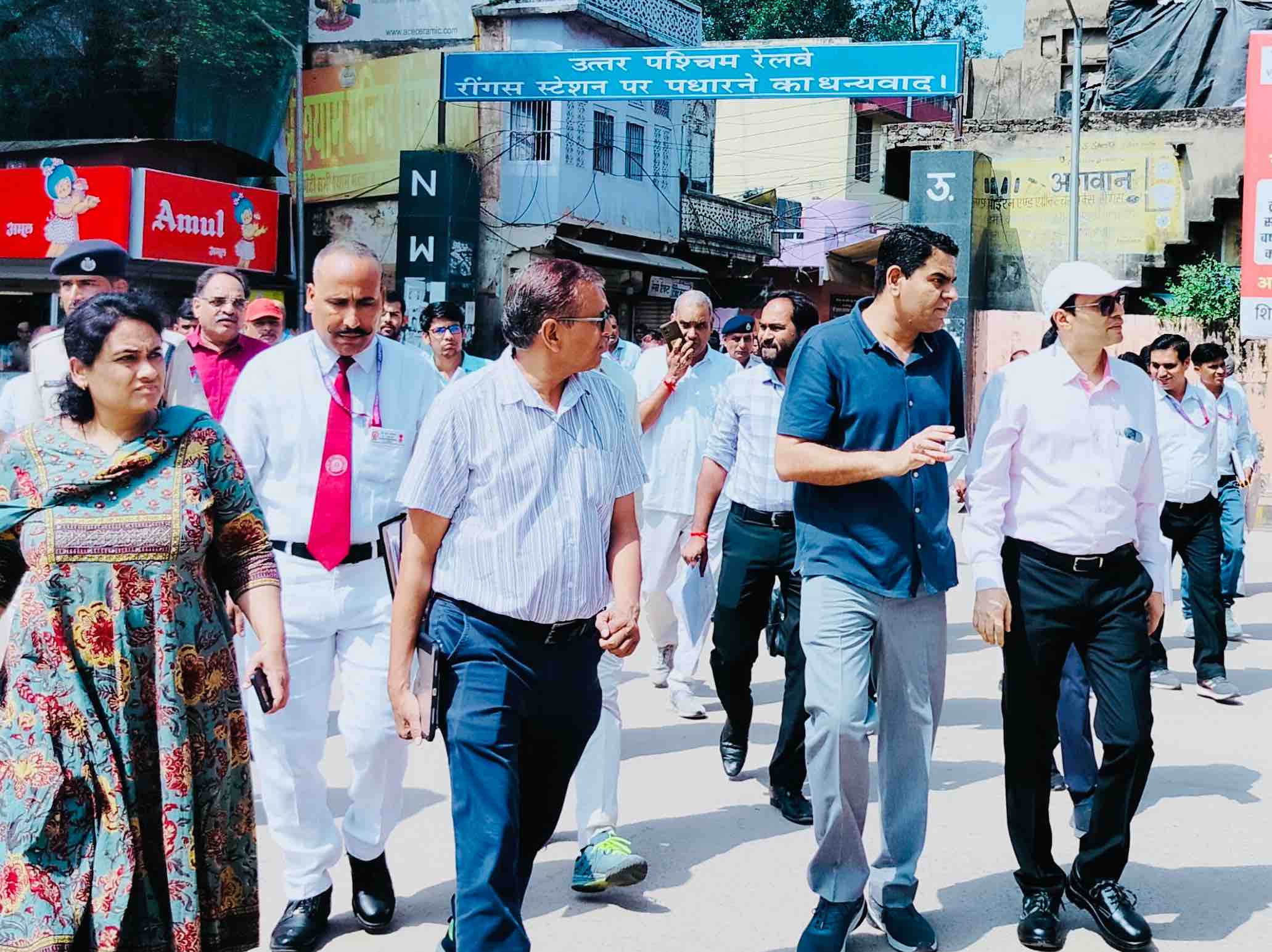 रेलवे स्टेशन का जायजा लेते डीआरएम रवि जैन