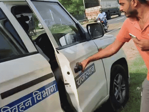 अवैध वसूली और दस्तावेज फाड़ने का आरोप लगाते हुए एक ट्रक ड्राइवर ने बोलेरो का गेट खोलकर चाबी निकाल ली। आरटीओ कर्मी ने उसे पकड़ लिया।