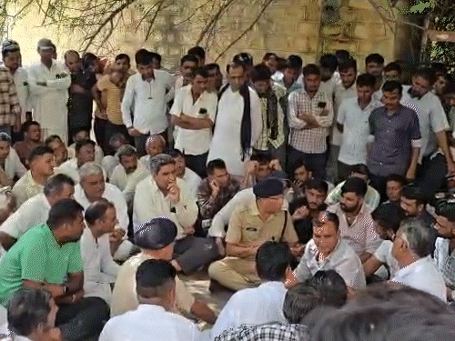 तस्वीर, धरने की है जब आरोपियों की गिरफ्तारी को लेकर परिजनों ने शव उठाने से इनकार कर दिया था।